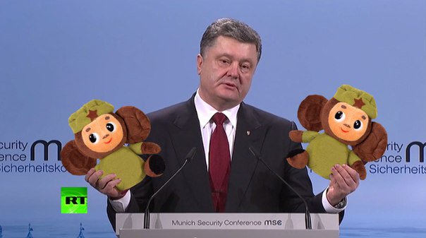 Порошенко в Мюнхене показывал фокус с паспортами Порошенко в Мюнхене показывал фокус с паспортами