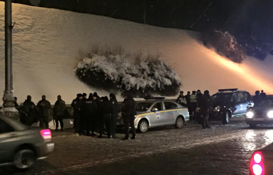 Под зданием правительства Украины стрельба, стянуты автоматчики (Видео) Под зданием правительства Украины стрельба, стянуты автоматчики (Видео)