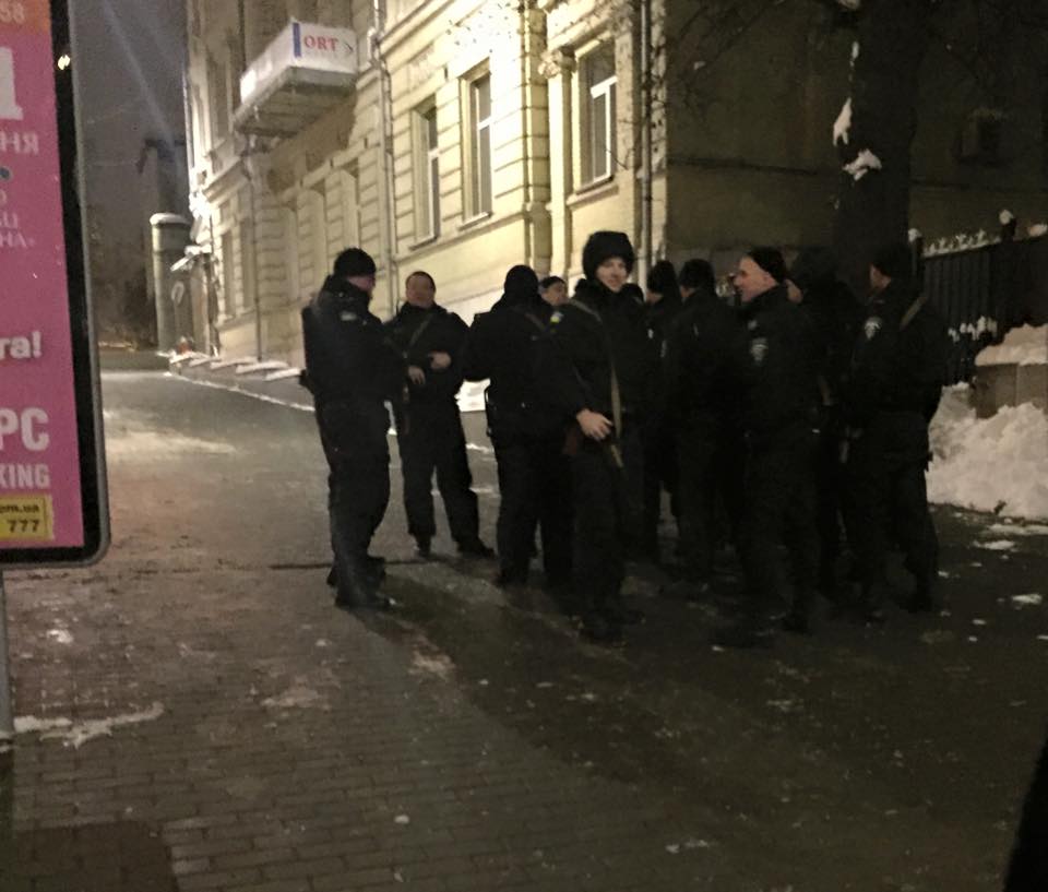 Под зданием правительства Украины стрельба, стянуты автоматчики (Видео) Под зданием правительства Украины стрельба, стянуты автоматчики (Видео)