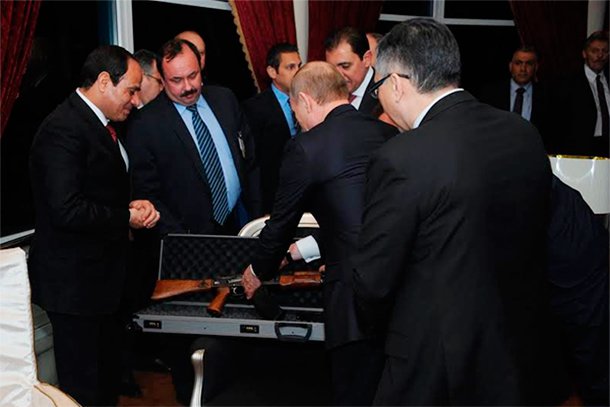 Путин подарил президенту Египта автомат Путин подарил президенту Египта автомат