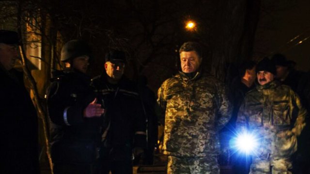 Порошенко под покровом ночи съездил в обстрелянный Краматорск Порошенко под покровом ночи съездил в обстрелянный Краматорск