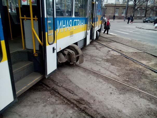 Символично: в Днепропетровске с рельсов сошел трамвай «Единая страна» Символично: в Днепропетровске с рельсов сошел трамвай «Единая страна»