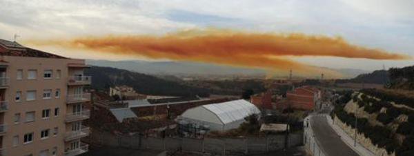 Север Испании после взрыва химзавода накрыло ядовитое облако Север Испании после взрыва химзавода накрыло ядовитое облако