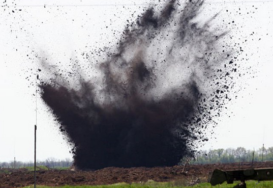 Трое львовских волонтеров подорвались на фугасе на трассе "Артемовск-Дебальцево"