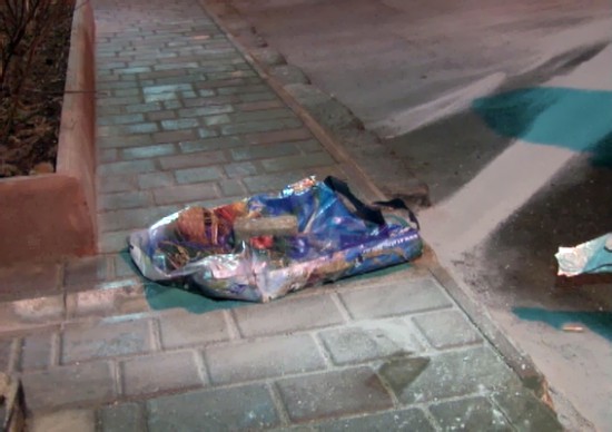 В Одессе неизвестный оставил у входа в бар самодельную взрывчатку В Одессе неизвестный оставил у входа в бар самодельную взрывчатку