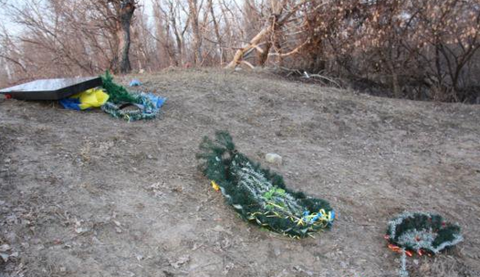 В День защитника Отечества житель Рубежного разрушил памятный знак украинским карателям В День защитника Отечества житель Рубежного разрушил памятный знак украинским карателям