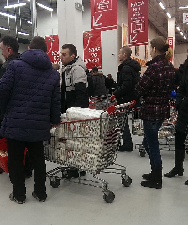 В Европу – с чистой совестью! Украинцы скупают туалетную бумагу В Европу – с чистой совестью! Украинцы скупают туалетную бумагу