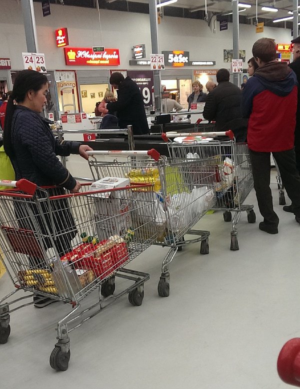 В Европу – с чистой совестью! Украинцы скупают туалетную бумагу В Европу – с чистой совестью! Украинцы скупают туалетную бумагу