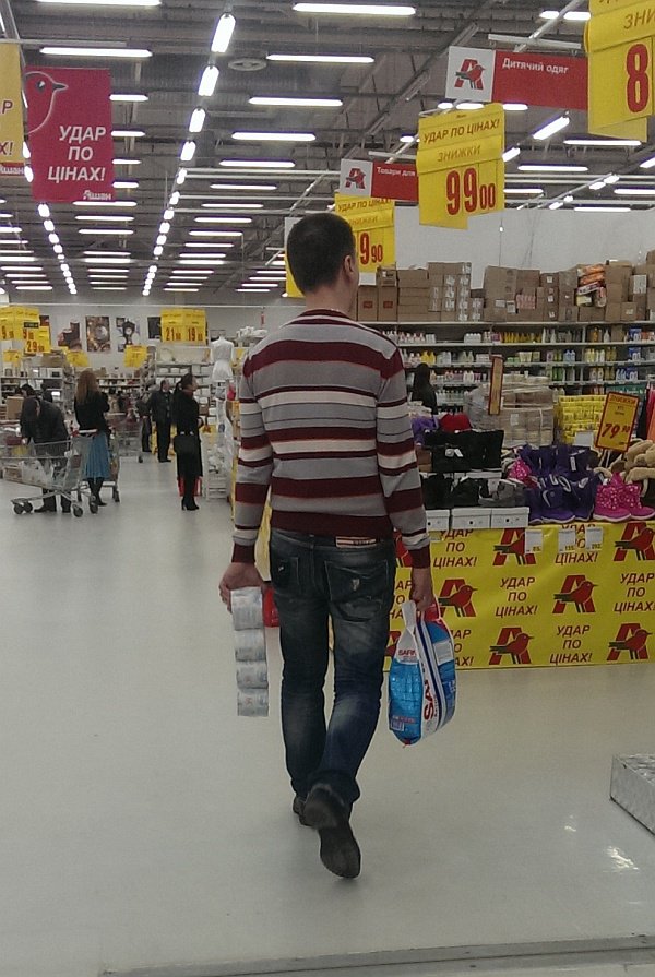 В Европу – с чистой совестью! Украинцы скупают туалетную бумагу В Европу – с чистой совестью! Украинцы скупают туалетную бумагу