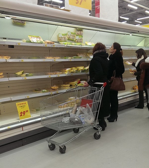 В Европу – с чистой совестью! Украинцы скупают туалетную бумагу В Европу – с чистой совестью! Украинцы скупают туалетную бумагу