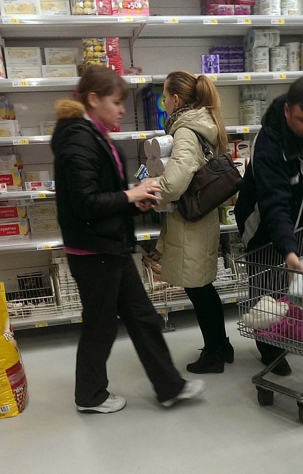 В Европу – с чистой совестью! Украинцы скупают туалетную бумагу В Европу – с чистой совестью! Украинцы скупают туалетную бумагу