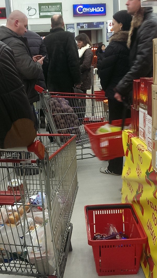 В Европу – с чистой совестью! Украинцы скупают туалетную бумагу В Европу – с чистой совестью! Украинцы скупают туалетную бумагу