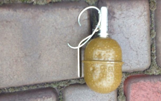 Неизвестные мстители атаковали дом куратора "Кривбасса" гранатами Неизвестные мстители атаковали дом куратора "Кривбасса" гранатами