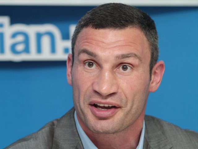 Кличко удивили требования повысить зарплаты и снизить цены на бензин 