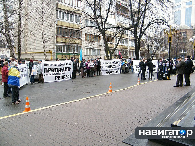 В Киеве митингуют, требуя выпустить на свободу националиста, кричавшего «Порох-ХЛО!» В Киеве митингуют, требуя выпустить на свободу националиста, кричавшего «Порох-ХЛО!»