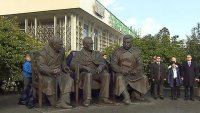 Памятник "Ялтинской тройке" открыли в парке Ливадийского дворца