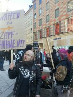 Украинцам позволили митинговать, а немцам нет