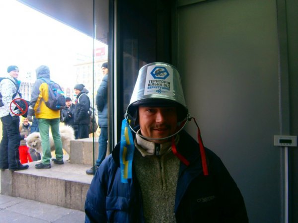 Карателям для АТО закупили каски из пластика