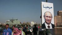 Египтяне встречают Путина флагами и плакатами с его портретам