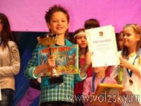 Паренёк, поющий песни о войне...