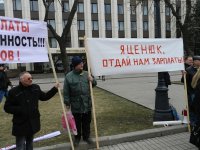 Работники Южмаша грозятся приехать в Киев выбивать долги по зарплате