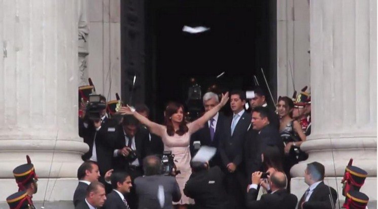 Сотни тысяч человек собрались на акцию в поддержку президента Аргентины Кристины Киршнер Сотни тысяч человек собрались на акцию в поддержку президента Аргентины Кристины Киршнер