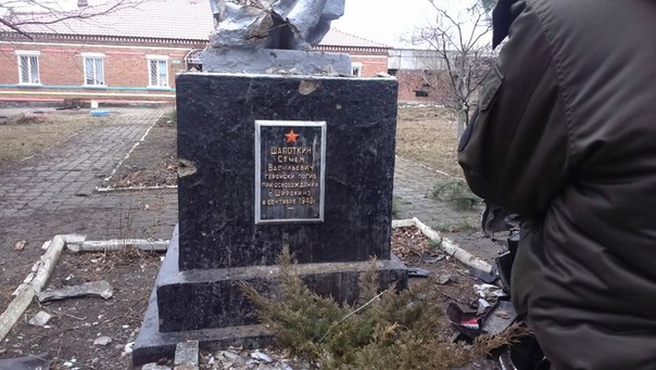 Комбат «Азова» врезался в памятник героям ВОВ и погиб Комбат «Азова» врезался в памятник героям ВОВ и погиб