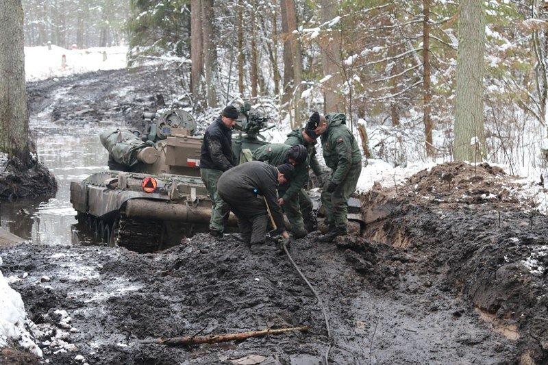Польский танк увяз в грязи Польский танк увяз в грязи