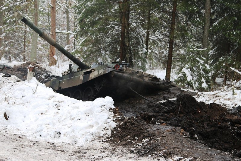 Польский танк увяз в грязи Польский танк увяз в грязи