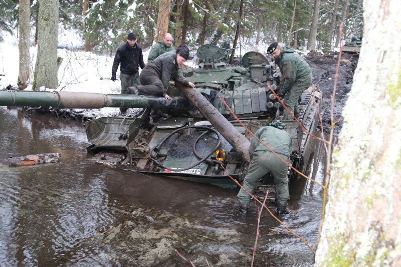Польский танк увяз в грязи Польский танк увяз в грязи