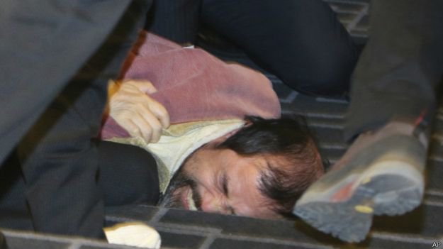 Мужчина с бритвой ранил посла США в Южной Корее Мужчина с бритвой ранил посла США в Южной Корее