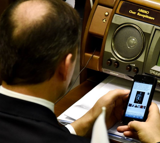 Ляшко рассматривает фотографии голых мужчин на заседании Рады Ляшко рассматривает фотографии голых мужчин на заседании Рады