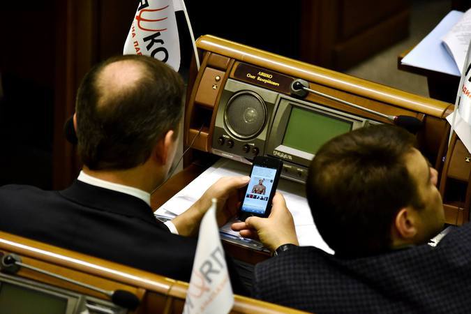 Ляшко рассматривает фотографии голых мужчин на заседании Рады Ляшко рассматривает фотографии голых мужчин на заседании Рады