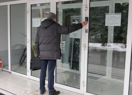 В парке Горького обыск. Адвоката и руководство КП не пускают в здание (Фото)