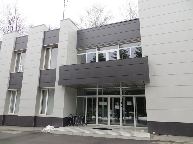 В парке Горького обыск. Адвоката и руководство КП не пускают в здание (Фото) В парке Горького обыск. Адвоката и руководство КП не пускают в здание (Фото)