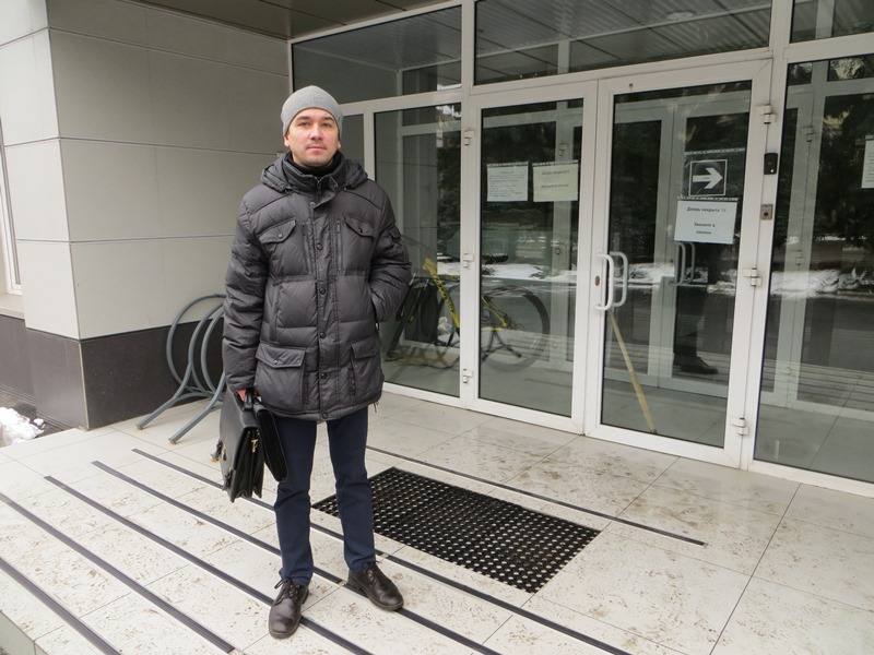 В парке Горького обыск. Адвоката и руководство КП не пускают в здание (Фото) В парке Горького обыск. Адвоката и руководство КП не пускают в здание (Фото)