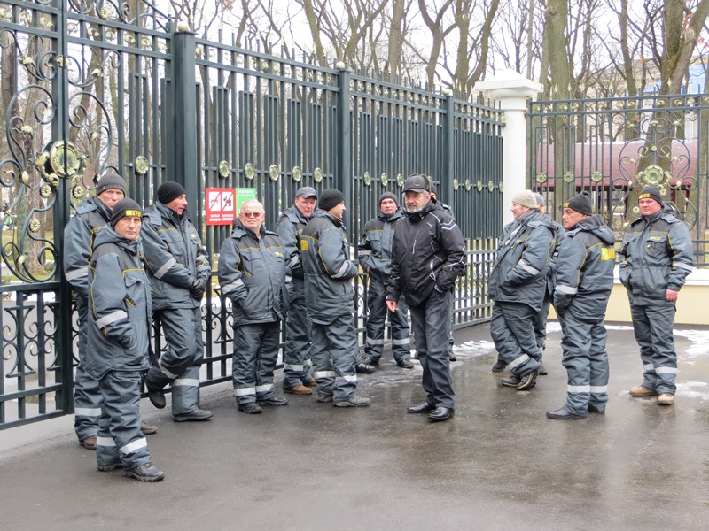 В парке Горького обыск. Адвоката и руководство КП не пускают в здание (Фото) В парке Горького обыск. Адвоката и руководство КП не пускают в здание (Фото)