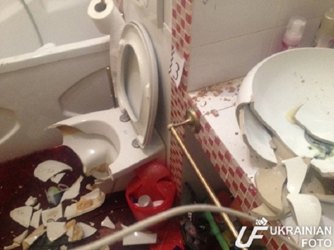 Мужу Сюмар неизвестные разнесли квартиру вдребезги (Фото) Мужу Сюмар неизвестные разнесли квартиру вдребезги (Фото)