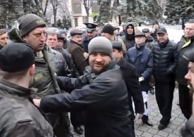 В Луцке представители «Правого сектора» подрались со свободовцами: поп-расстрига был на подхвате (Фото, видео) В Луцке представители «Правого сектора» подрались со свободовцами: поп-расстрига был на подхвате (Фото, видео)