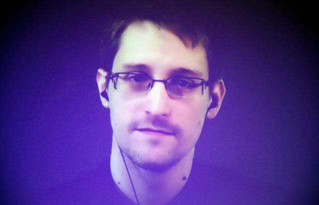 Эдвард Сноуден попросил политического убежища в "нейтральной" Швейцарии Эдвард Сноуден попросил политического убежища в "нейтральной" Швейцарии