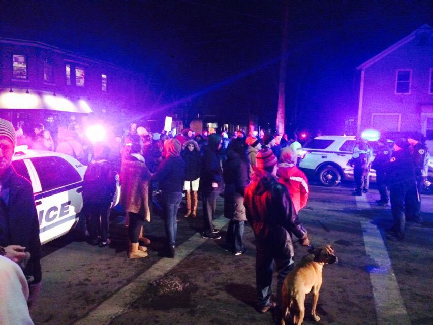 В США жители Мадисона ответили протестами на очередное убийство чернокожего полицейским В США жители Мадисона ответили протестами на очередное убийство чернокожего полицейским