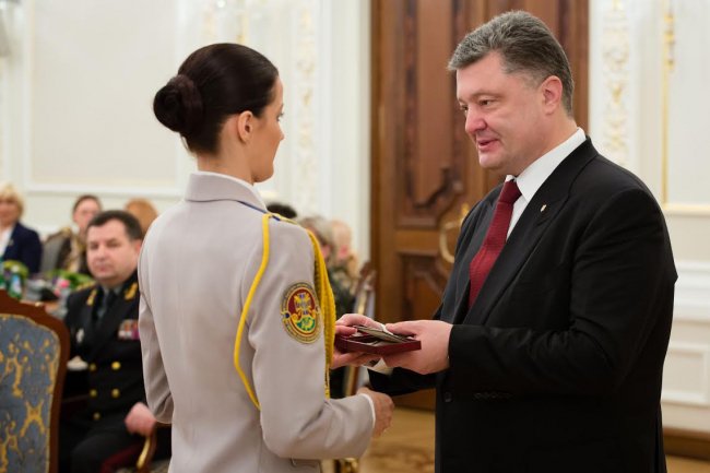 Порошенко заявил, что «враг сломает зубы» о Надежду Савченко Порошенко заявил, что «враг сломает зубы» о Надежду Савченко