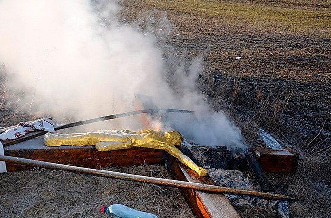 На Николаевщине сатанисты повалили и подожгли два поклонных креста На Николаевщине сатанисты повалили и подожгли два поклонных креста