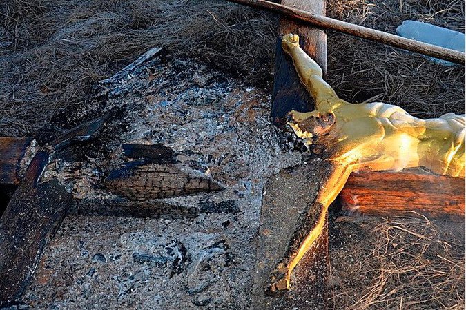 На Николаевщине сатанисты повалили и подожгли два поклонных креста На Николаевщине сатанисты повалили и подожгли два поклонных креста