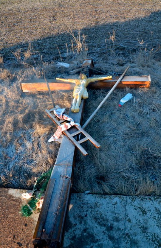 На Николаевщине сатанисты повалили и подожгли два поклонных креста На Николаевщине сатанисты повалили и подожгли два поклонных креста