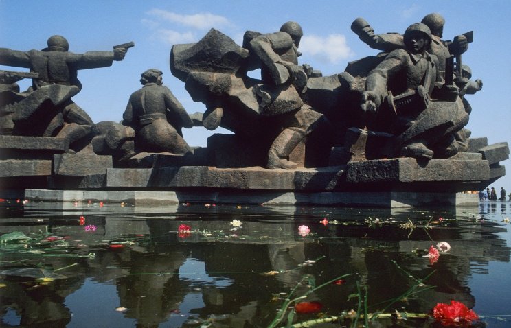 Депутат Рады требует разъяснить, запрещены ли на Украине Знамя Победы и георгиевская лента