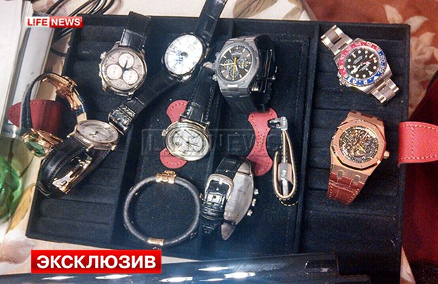 LifeNews публикует фото элитных часов, изъятых у Хорошавина LifeNews публикует фото элитных часов, изъятых у Хорошавина