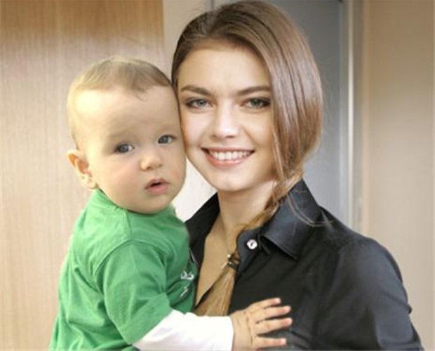 Шутка дня? На фоне "исчезновения" Путина швейцарские СМИ обсуждают роды Алины Кабаевой в клинике Шутка дня? На фоне "исчезновения" Путина швейцарские СМИ обсуждают роды Алины Кабаевой в клинике