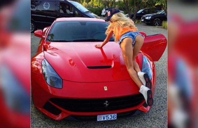 Полуобнаженная жена харьковского политика стала звездой Интернета Полуобнаженная жена харьковского политика стала звездой Интернета