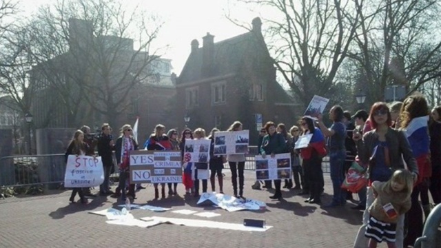 В Гааге прошёл митинг в поддержку годовщины воссоединения Крыма и России В Гааге прошёл митинг в поддержку годовщины воссоединения Крыма и России